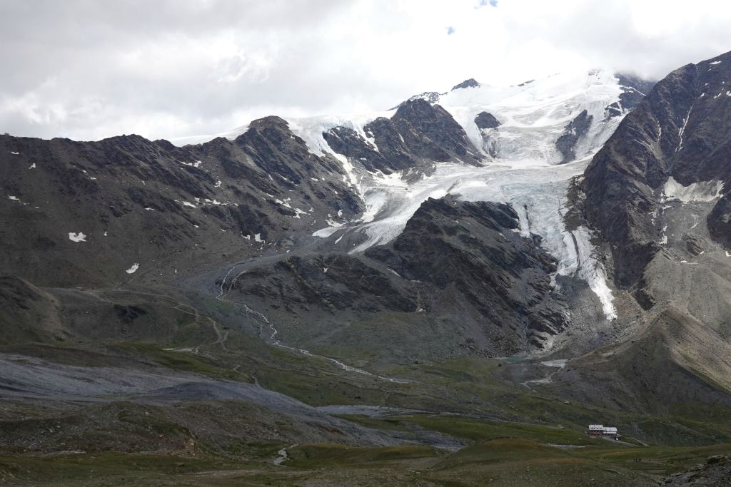 A  l'extrême gauche, le refuge Casati ( 3269 m ) sur la crête constituant la frontière Italie - Suisse